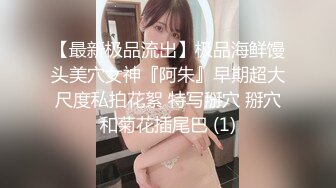 花裙小少妇和家人一起逛公园，这么短的裙子也不打底很有良心薄丝性感蕾丝透明粉N包裹肥臀