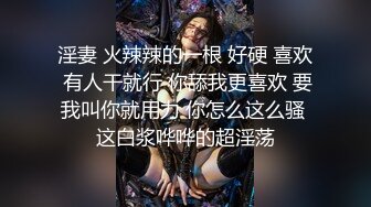 颜值不错的风骚女模特，大辫子漏出骚奶子诱惑狼友跟两位大哥激情3P