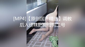 商城化妆品前蹦跳吊带裙小靓妹 透明内前面清晰看到黑森林和骚穴