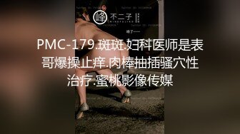 某站流出大胆牛人潜入某大厦女厕偷窥出来故意搭讪妹子拍脸