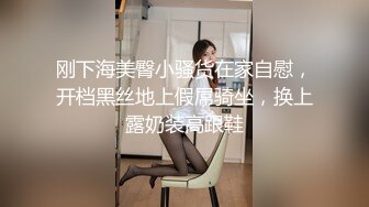 猥琐大叔迷翻酒店女公关带回房间啪啪啪 (1)