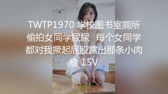 和老婆3P被草爽到紧紧抓住绿帽老公的手