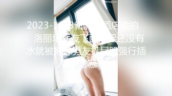 厕拍大神直接闯入某大学女厕 先拍B再拍脸 还故意让她们发现 真是紧张又刺激！