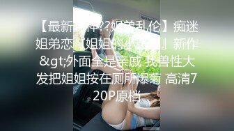 黑丝大奶子露脸镜头前的诱惑，骚奶子上写着爸爸草我，真鸡巴骚啊， 嘴里含着假鸡巴拿着AV棒自慰骚穴呻吟