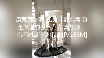 可爱的年轻金发女郎 Haley 和 Coco 一起来镇上。他们不是在找人，而是一个不知道是什么击中他的人……一个肌肉发达的大男人，他知道如何一次处理两个鞭炮。