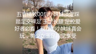 满身纹身的渣女跟小哥啪啪，亲小嘴舔鸡巴刮逼毛，无套爆草蹂躏玩弄骚奶子