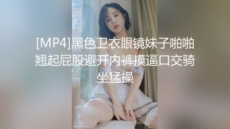 【CP经典】商场女厕全景偷拍14位年轻妹子颜值都还挺不错的（二 ） (14)