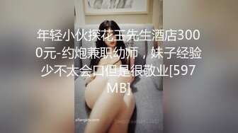 四川乡村美少妇春季到来,到别家菜地擡起裙子露出,菜地摘根黄瓜就插自己臊茓