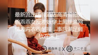 ZT全景厕拍系列20 玩滑冰的小妹憋太久直接滑进厕所一泄如注