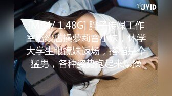 制服少妇露脸跟大哥激情啪啪性爱18式精彩演绎，深喉大鸡巴各种体位爆草抽插，听狼友指挥玩弄小黑板上的招式