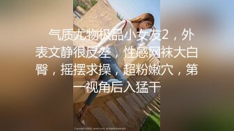 大屁股骚奶子黑丝诱惑颜值也还不错的无敌骚浪贱，让小 哥床上放肆抽插，奶子乱晃叫的骚，后入双插菊花逼逼[