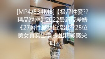 CD大师动漫展偷拍模特美女裙底风光站久了逼痒痒薯片遮挡躲在展台里扣下面！内裤都破洞了