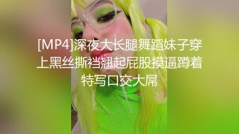 公园路人前脱丝袜，瘾上来了，全然不顾周围四处是人，越扣越爽，刺激伦理，真牛逼！