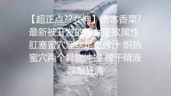 良家小少妇为了生活露脸3P性爱，让两个大哥轮流玩弄，揉奶玩逼各种抽插对着镜头浪叫呻吟，后面被草还要舔鸡巴