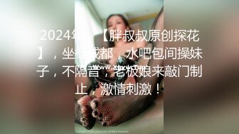 嬌小身材妹子晚上戶外邊走邊跳蛋震動,回車上雙人口交啪啪