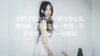 在家里女上位操骚货老婆 边操边玩手机