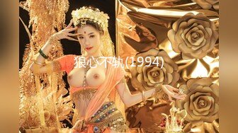 风吟鸟唱嫩模丝丝坐在沙发上玩逼拍写真被摄影师和导演弄到床上一个舔一个用手玩