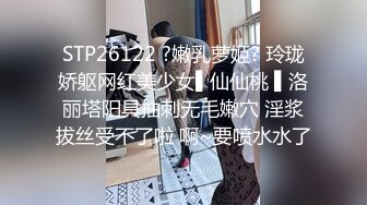 还没开操，就叫不要。女孩：不要拍啊，不要不要  男：把你的玩具拿出来