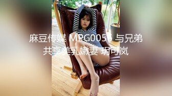 极品嫩妹玩手机时手慢慢放在她私密处没反抗,有戏趁机上了她,又白又嫩！