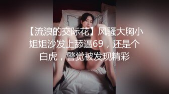 夜市女厕超级靓女怕你看不清楚她的逼特意扒开给你看看清楚