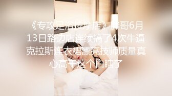 超高颜值清纯美女，抓起大屌往嘴里吸，扶着JB大屁股猛砸，顶级美臀极度诱惑