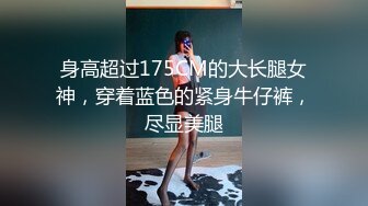 和年轻褐发辣妹大搞3P!