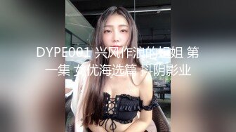 两女子在网吧大打出手，衣服撕破了，洁白的大奶子看得网管都不想劝架