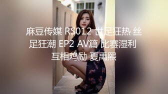 三个00后嫩妹妹！炮友没在女女互玩！双头龙抽插嫩穴，骑乘位互怼，从下往上视角，场面很是淫乱